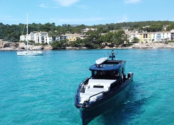 Brabus Marine Shadow 900 Deep Blue Cross Cabin