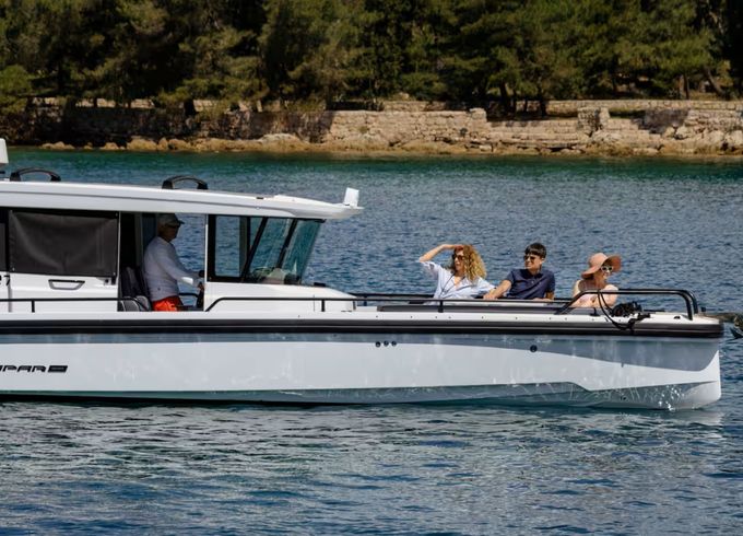 Axopar 28 cabin