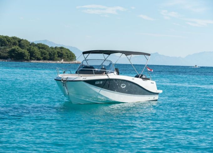 Quicksilver Activ 755 Sundeck