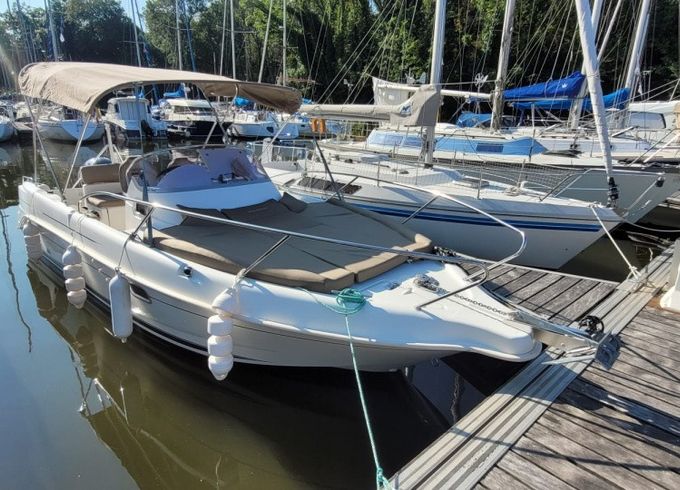 B2 Marine 672 Sun Deck