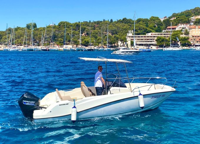 Quicksilver Activ 675 Open