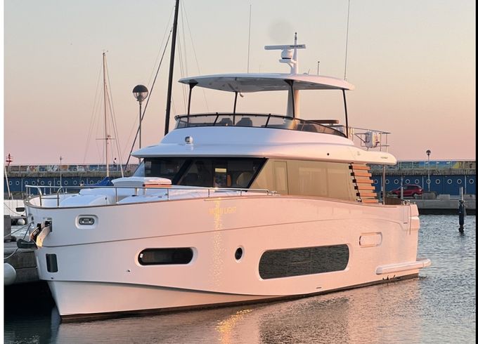 Azimut Magellano 66