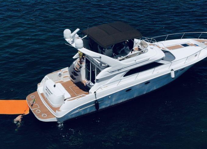 Sea Ray 440 Express Bridge