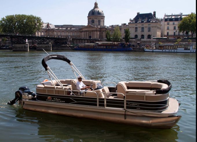 Suntracker Party barge