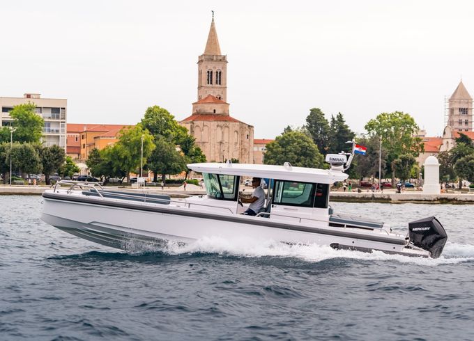Axopar 28 cabin