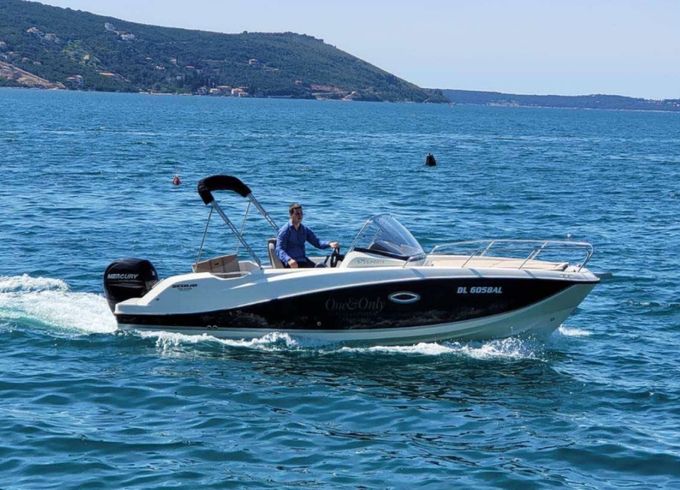 Quicksilver Activ 675 Sundeck