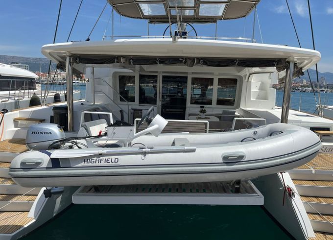 Lagoon 52