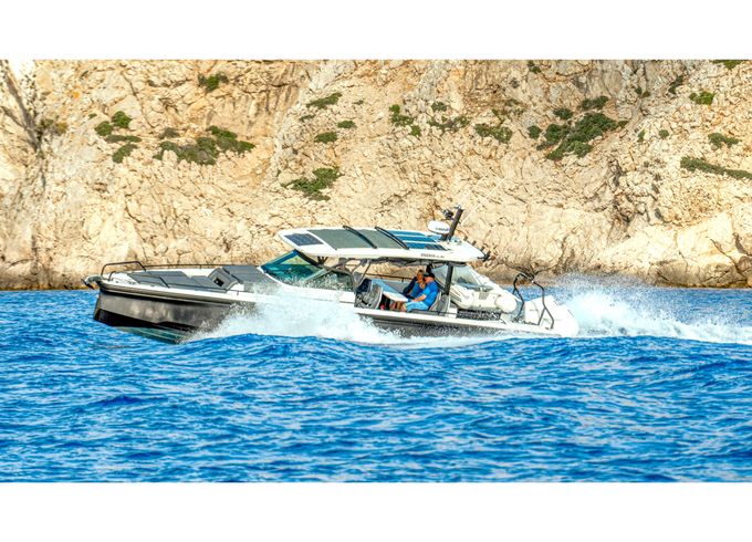 Axopar 37 Sun Top (2 Cabins)