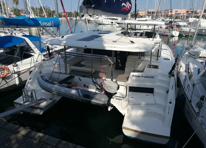 Leopard Catamarans / Robertson & Caine Leopard 45