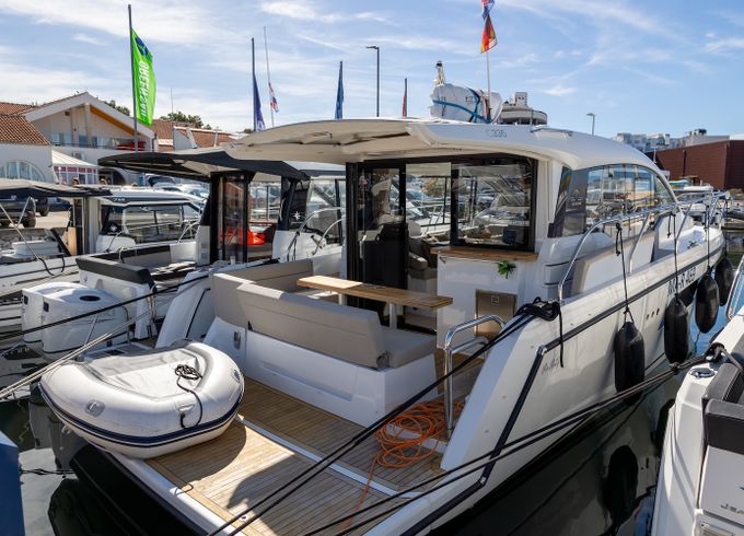 Sealine C335