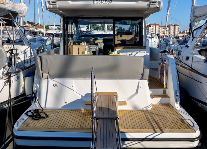 Sealine C390