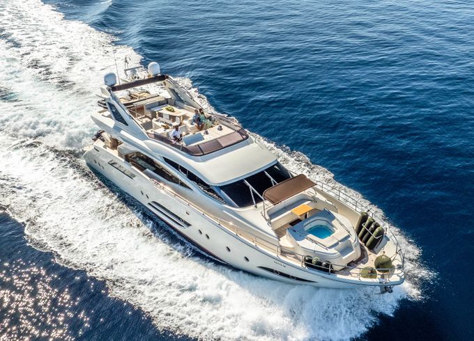 Dominator Yachts 780s