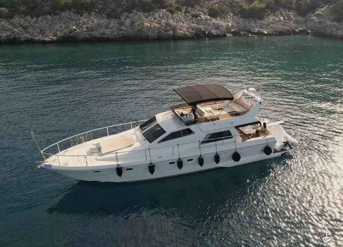 Ferretti Yachts Altura 52