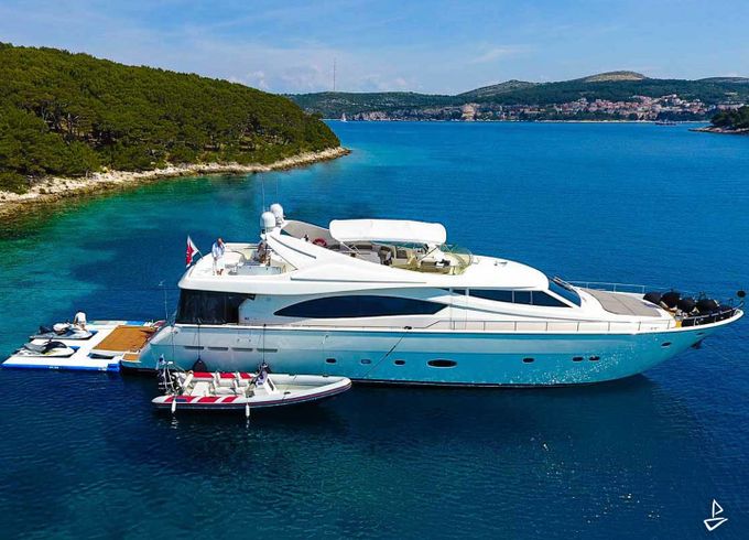 Ferretti Yachts 880