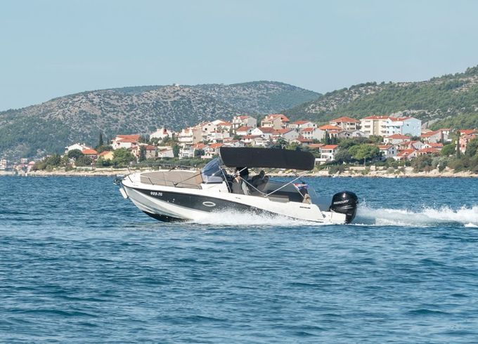 Quicksilver Activ 755 Sundeck