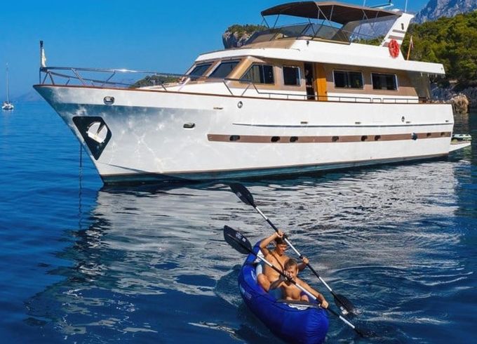 M/Y 72