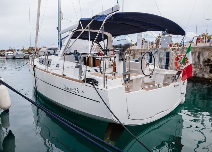 Beneteau Oceanis 38
