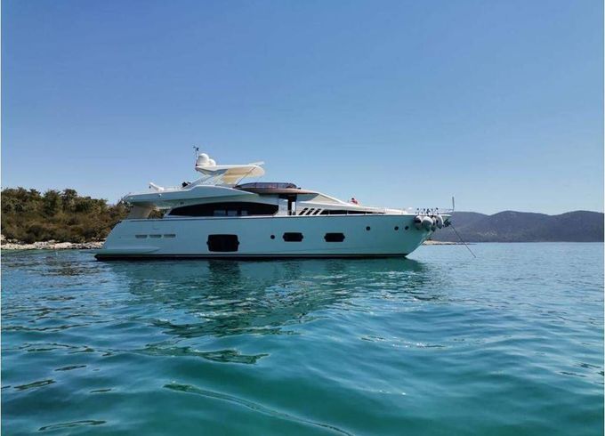 Ferretti 800