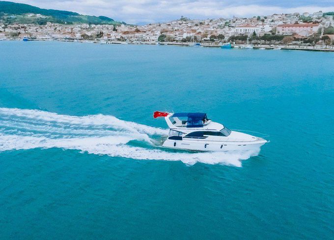 Custom Motor Yatch
