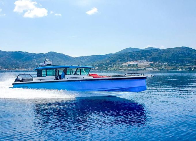 Axopar 37 XC Cross Cabin