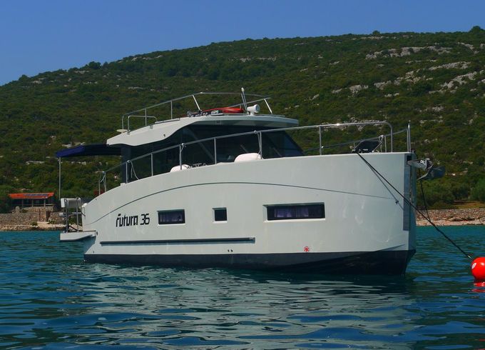 Cobra Futura 36