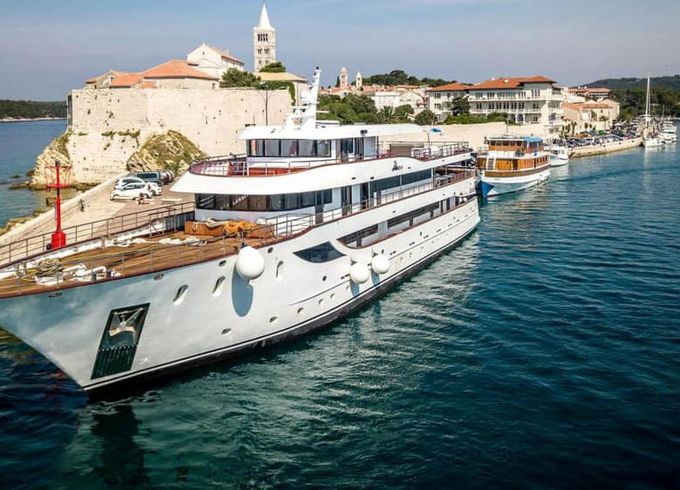 Luxury Motor Yachts 157
