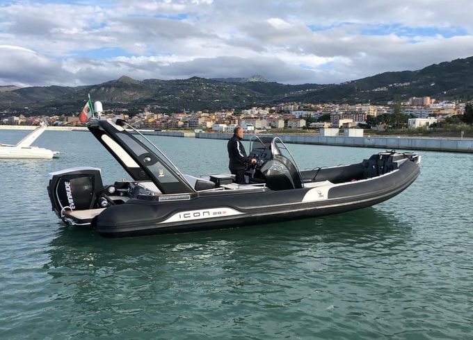 Icon Yachts 28