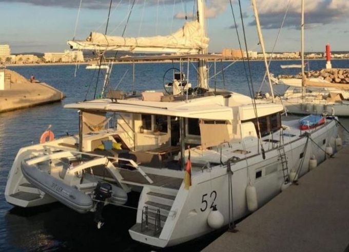 Lagoon 52