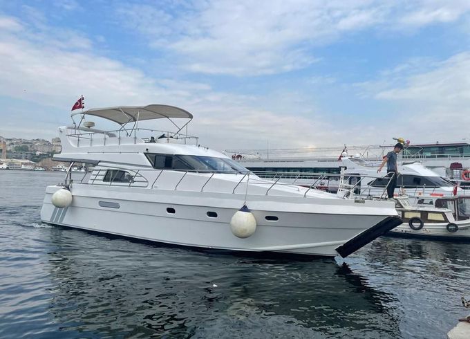 Yacthing Boats and Luxury Yachts