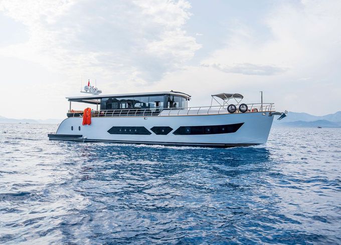 Custom Trawler 71