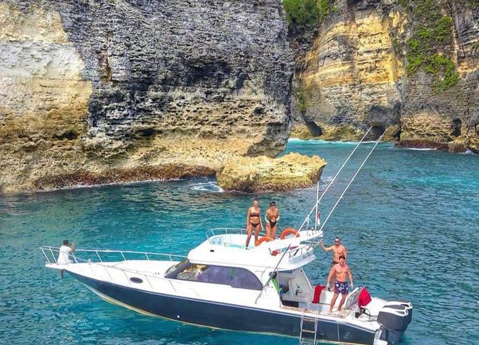 Speedboat speed and cruise boat