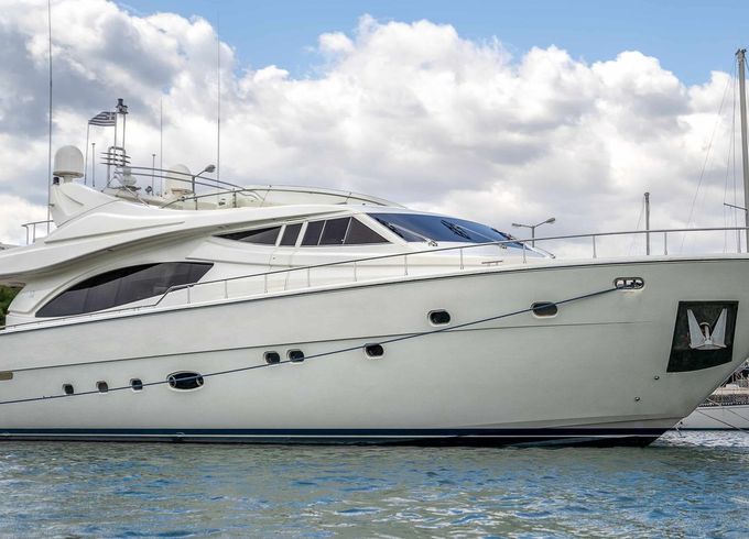 Ferretti 880