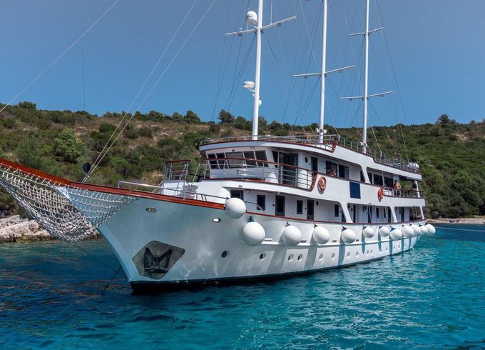 Brodotrogir Custom Built