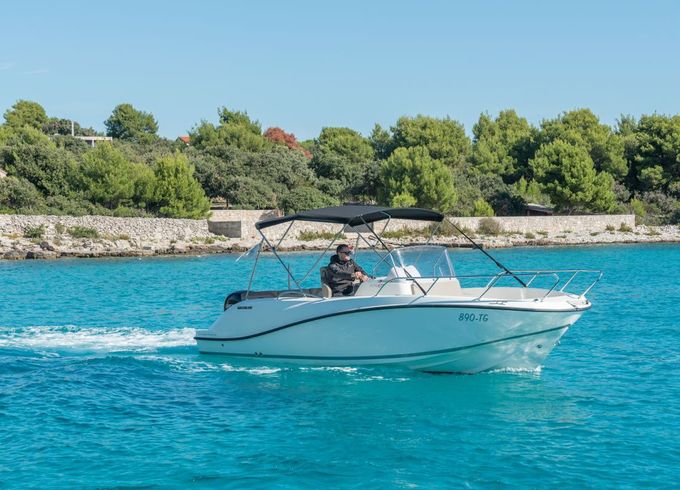 Quicksilver Activ 675 Open