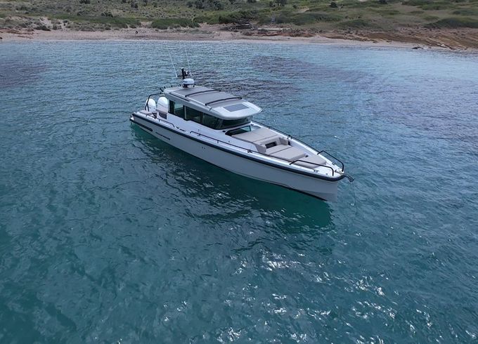 Axopar 37XC Cross Cabin