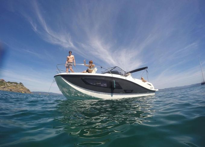 Quicksilver Activ 875 Sundeck