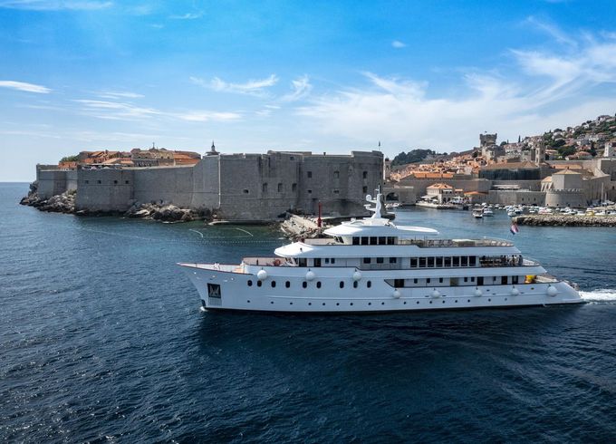 M/Y 161 ft