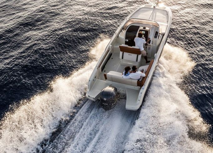 Invictus Yachts 240 CX
