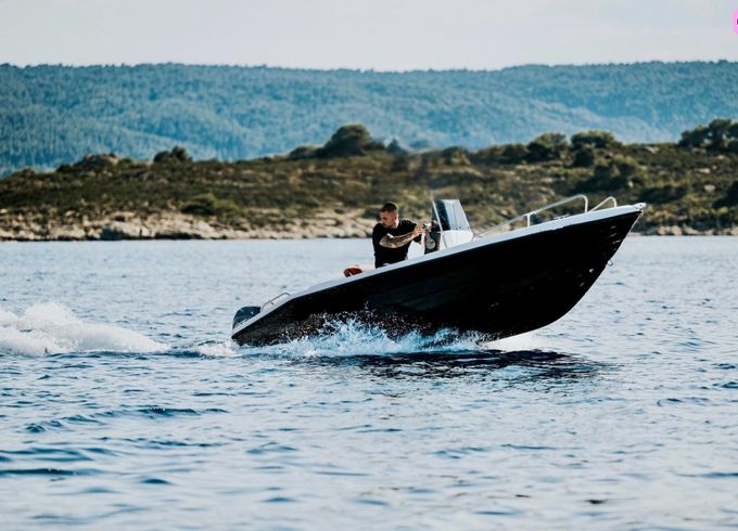 unique boats s490