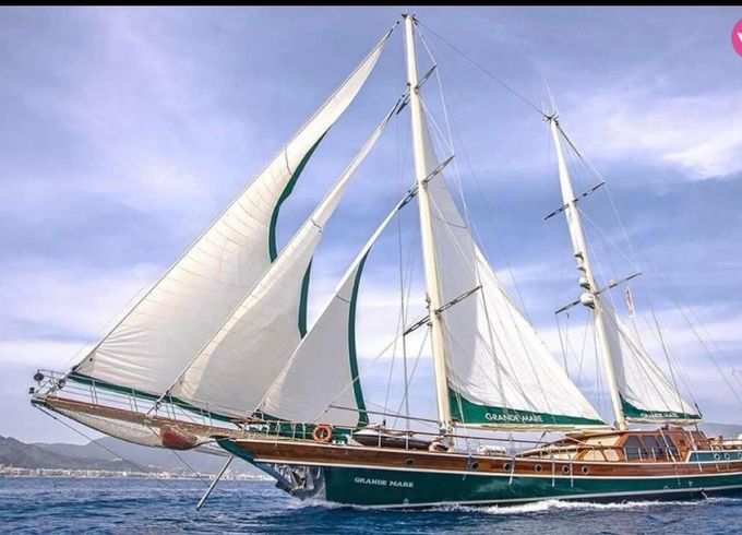 custom built deluxe gulet for 12 pax