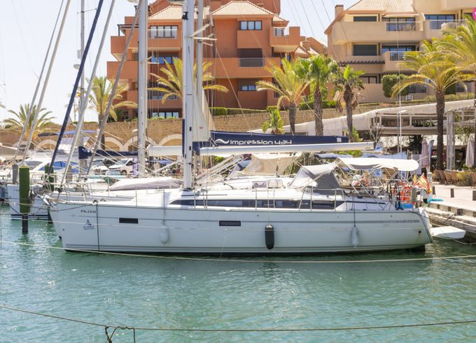 bavaria 37 cruiser style