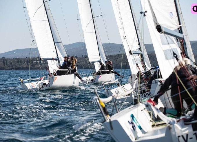 j boat j70