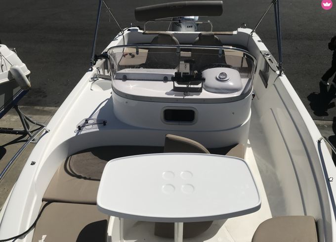 b2 marine cap ferret 652 open