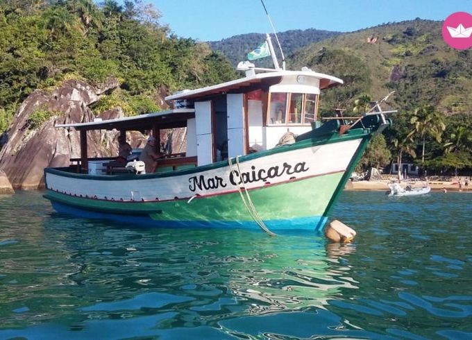 embarcação de madeira fishing boat