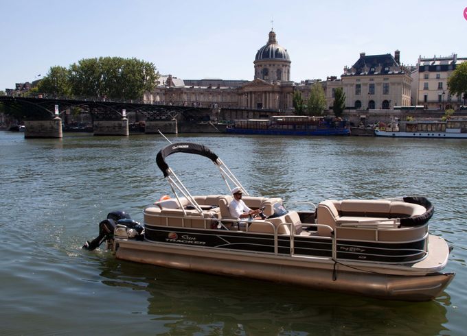 suntracker party barge 24 feet