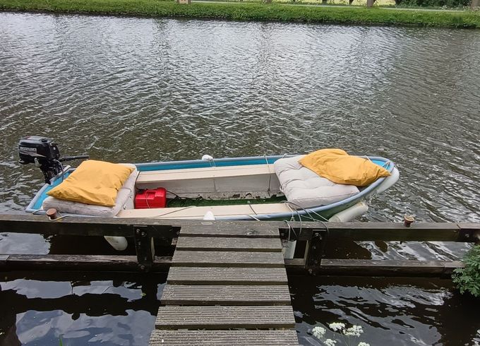 stalen vlet met buitenboordmotor