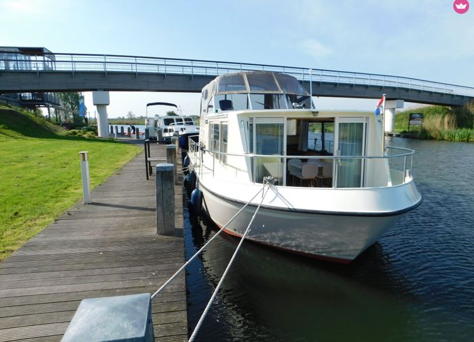 houseboat 1050