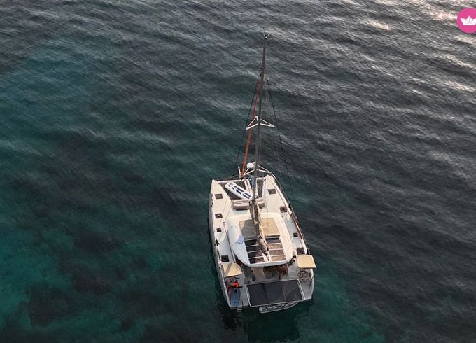 catamaran all inclusive with water toys