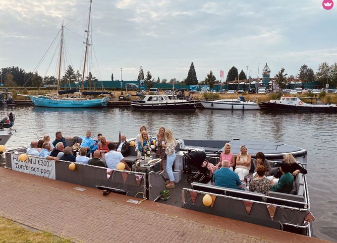 loungeboot pontoon
