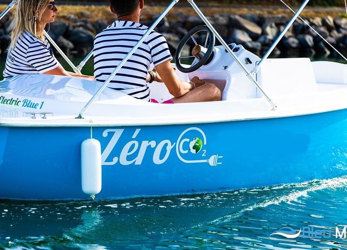 jeanneau electric blue